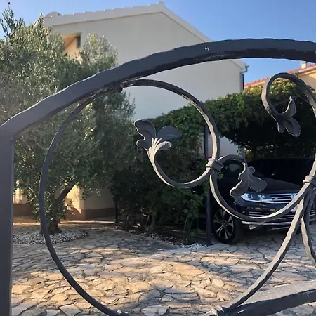 Dom wakacyjny In Privlaka Mit Garten, Grill Und Terrasse