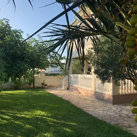 Dom wakacyjny In Privlaka Mit Garten, Grill Und Terrasse