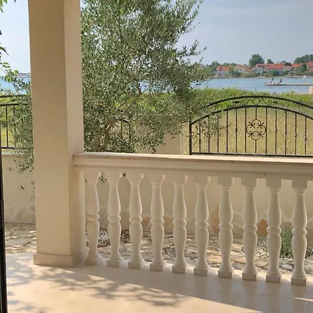 In Privlaka Mit Garten, Grill Und Terrasse Dom wakacyjny *
