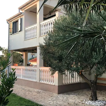 In Privlaka Mit Garten, Grill Und Terrasse Casa vacanze Nin